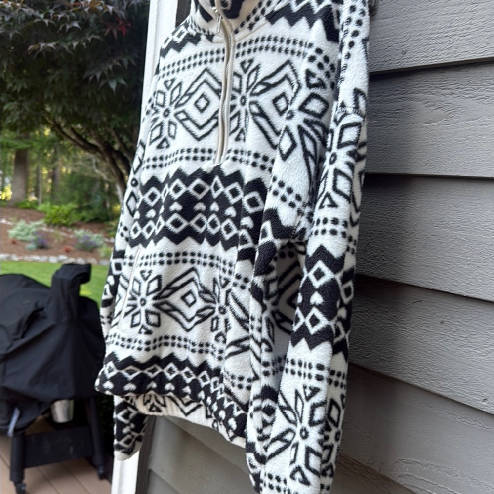 Black and White Geometric Patterned Pullover by Thread & Supply, Med